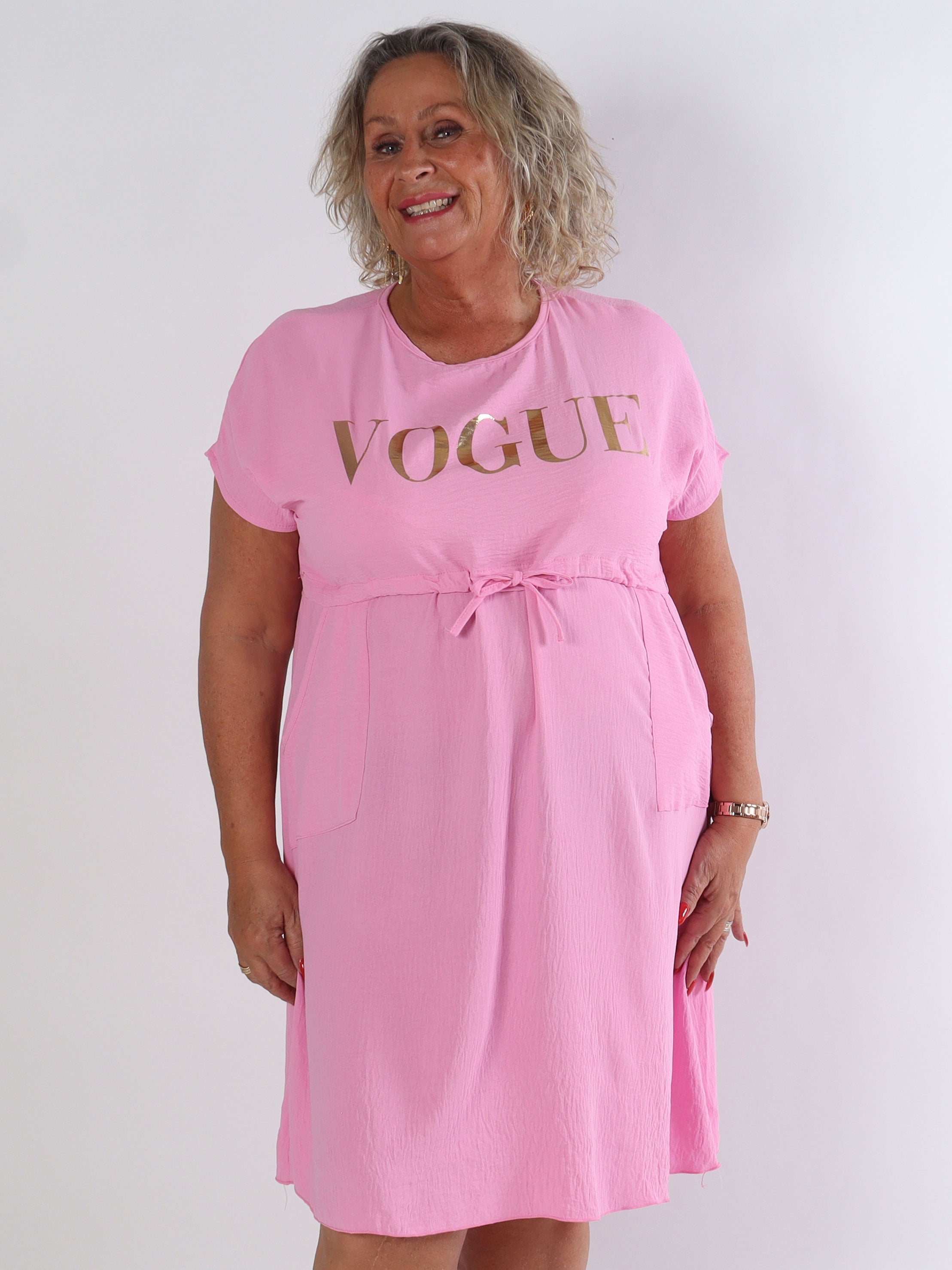 Ada - Sød plus size kjole med vogue henover brystet